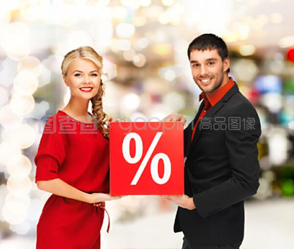 销售、购物和商场概念--微笑的男人和女人,在购物中心签名的百分比